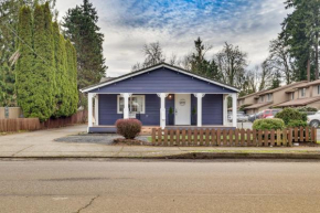 Charming Stayton Home with Deck and Smart TV!